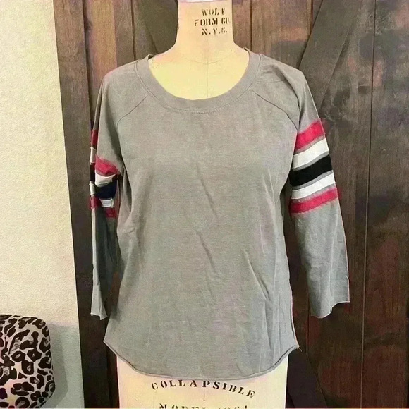 No Comment Tops - No Comment, athletic striped sleeve T-shirt. Size L
